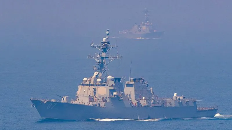 होर्मुज में फिर छिड़ी जंग! समंदर में छिपकर माइंस बिछा रही थी IRGC, अमेरिका ने कर दिया जोरदार हमला, गुस्से में ईरान