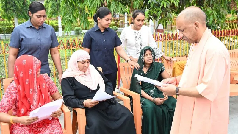 यूपी सरकार का संकल्प- हर गरीब को स्वास्थ्य सुरक्षा, जनता दर्शन में बोले CM योगी- हर जरूरतमंद का बनवाएं आयुष्मान कार्ड
