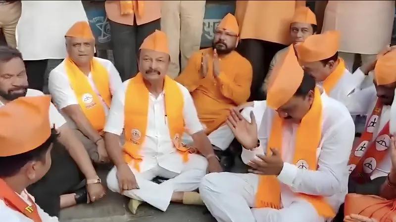 बकरीद पर दुर्गाड़ी किला बना तनाव का केंद्र, नमाज के दौरान हिंदुओं की मंदिर में रोकी गई एंट्री; पूरे इलाके में तनाव