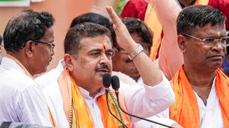 बंगाल की राजनीति में ‘शिष्टाचार’ का नया अध्याय, CM सुवेंदु ने प्रशासनिक समीक्षा बैठक में TMC के 14 विधायकों को बुलाया