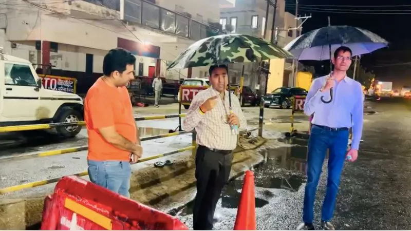 आधी रात, आंधी, बारिश और तूफान... फिर भी हाईवे पर रेत माफिया के खिलाफ सड़क पर डटे रहे मुरैना कलेक्टर-एसपी