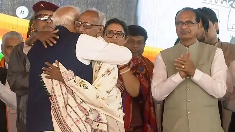 कौन हैं 98 साल के वो बुजुर्ग, जिन्हें भरे मंच पर PM मोदी ने दिया सम्मान, पैर छुए, गले लगाया
