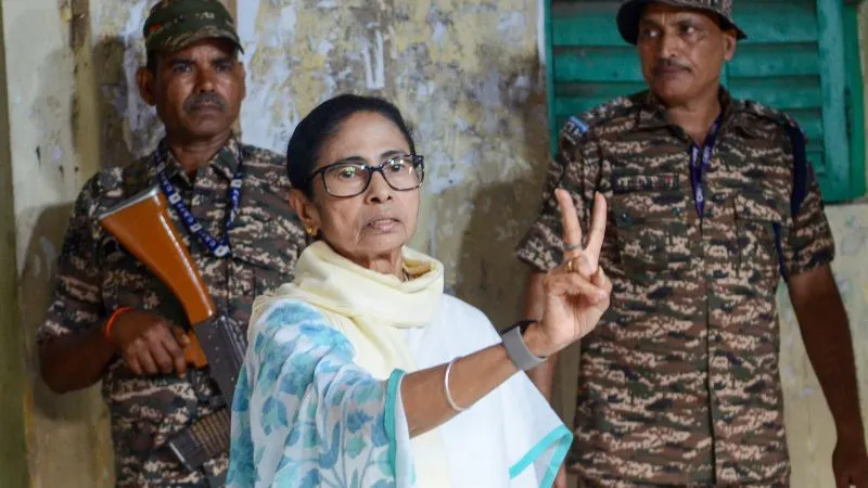 बंगाल के रण में कौन किस पर भारी? जानें BJP और ममता के बीच छिड़ी सियासी जंग की 10 मुख्य बातें