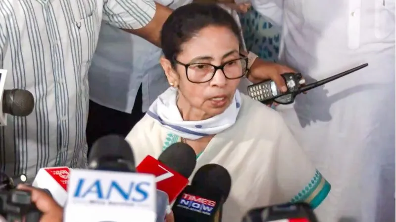 ममता बनर्जी का इस्तीफे से साफ इनकार, चुनाव आयोग ने भी झाड़ा पल्ला, जानें अब राज्यपाल के पास क्या हैं विकल्प