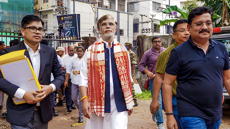 हिमंत बिस्वा सरमा की पत्नी से जुड़े केस में पवन खेड़ा से पूछताछ, क्राइम ब्रांच के सामने हुए पेश, जानें पूरा मामला