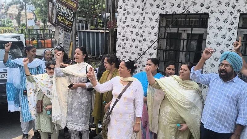 ED की कार्रवाई पर पंजाब में ‘सियासी भूचाल’, सड़कों पर उतरी AAP, BJP के दफ्तरों का किया घेराव
