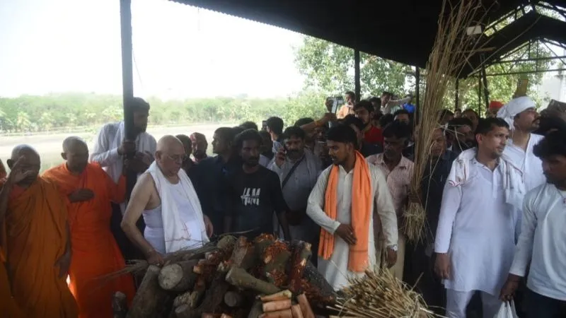 पंचतत्व में विलीन हुए प्रतीक यादव, ससुर अरविंद सिंह बिष्ट ने दी मुखाग्नि, अखिलेश सहित पूरा परिवार रहा मौजूद