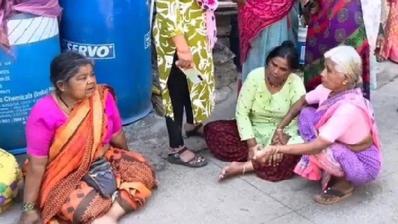 पुणे में जहरीली शराब पीने से हुई 12 लोगों की मौत, CM फडणवीस ने दिए सख्त कार्रवाई के निर्देश