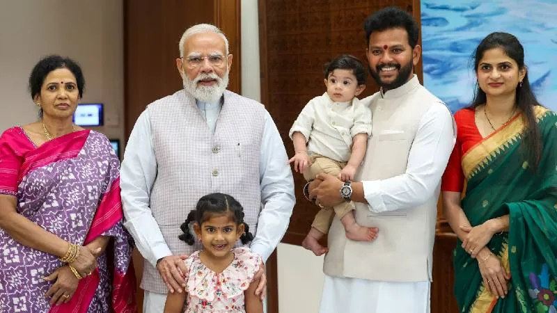 केंद्रीय मंत्री राम मोहन नायडू ने की पीएम मोदी से मुलाकात, बोले-यह परिवार के लिए भावुक और यादगार पल