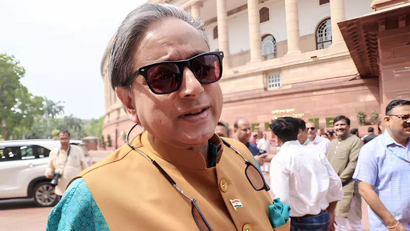 क्या कांग्रेस में सब कुछ ठीक है?  केरल CM के शपथ ग्रहण समारोह में शामिल नहीं होंगे शशि थरूर, बोला-सॉरी