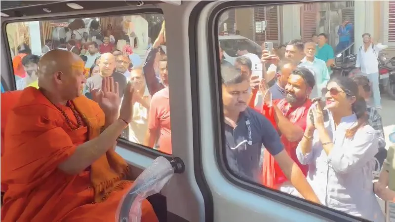 PM मोदी की ईंधन बचत अपील पर अमल, कैलाशानंद गिरि जी ने एक वाहन से किया सफर; सामने आया वीडियो