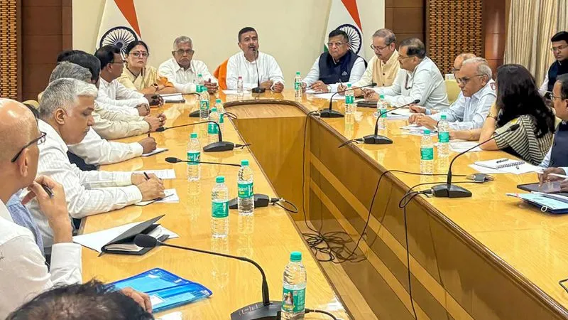 पहली कैबिनेट मीटिंग में ही सुवेंदु अधिकारी के 5 बड़े फैसले, बांग्लादेश तक मची हलचल