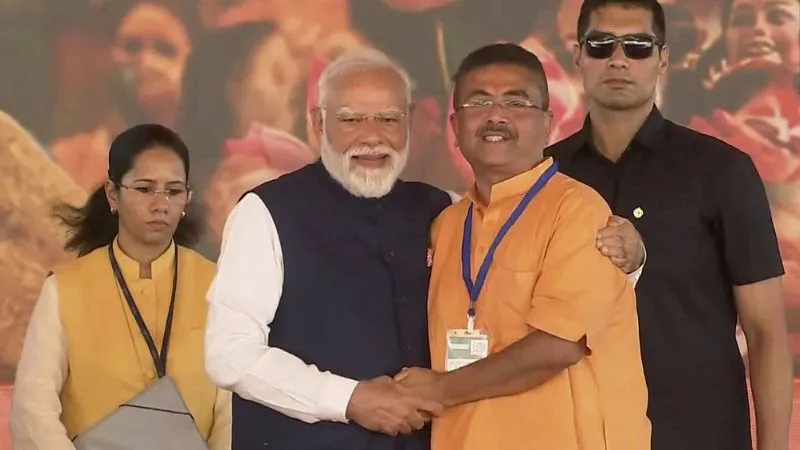 बंगाल में सुवेंदु अधिकारी का राजतिलक, PM मोदी की मौजूदगी में इन पांच मंत्रियों ने भी ली शपथ