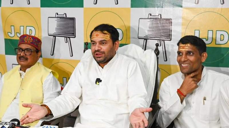 UP आते ही अखिलेश पर बरस पड़े तेज प्रताप यादव, CM योगी की जमकर तारीफ, 2027 के लिए दे दिए बड़े संकेत