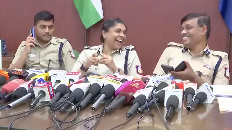 कौन हैं ये खाकी वर्दी वाली IPS? मासूम बच्ची के साथ हुई दरिंदगी पर प्रेस कॉन्फ्रेंस के दौरान लगाने लगीं ठहाके