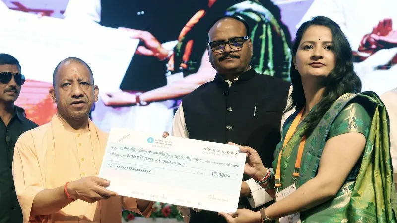 CM योगी ने बढ़ाया अनुदेशकों का मानदेय, लोकभवन में सम्मानित किए गए शिक्षक; 14 अनुदेशकों को खुद बांटे चेक