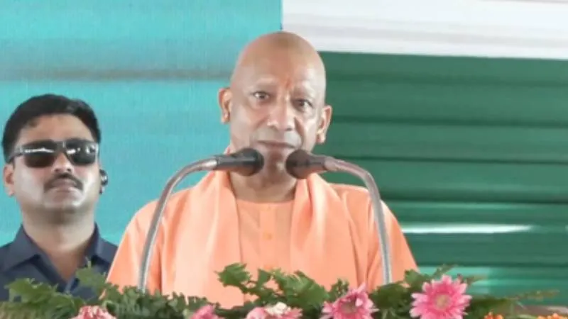 माफियाओं को CM Yogi की चेतावनी, कहा- अब कोई खुली जीप में पिस्टल लहराते हुए किसी हिंदू को धमका नहीं सकता