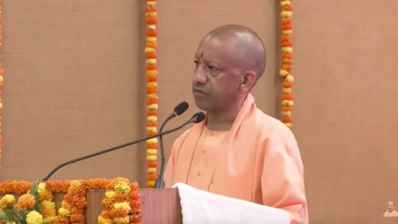‘सनातन को मिटाने वाले खुद ही मिटे…’ गुजरात में मोदी तो काशी से योगी का कड़ा संदेश