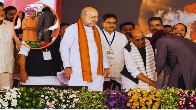 मिथुन चक्रवर्ती ने राजनाथ सिंह-योगी आदित्यनाथ के छुए पैर, अमित शाह को लगाया गले, Video हुआ Viral