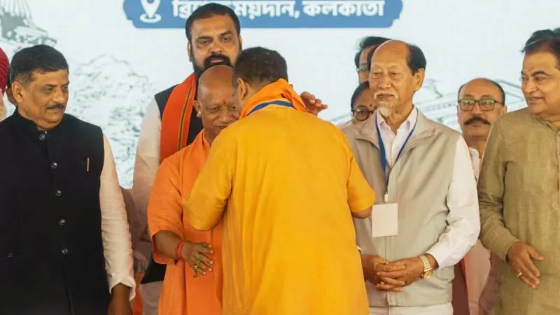 शपथ लेते ही सीधे योगी के पास पहुंचे सुवेंदु अधिकारी, 'बुलडोज़र' बाबा ने दी ऐसा भगवा गिफ्ट, देखते ही हाथ जोड़कर सिर झुका लिया, Video हुआ VIral