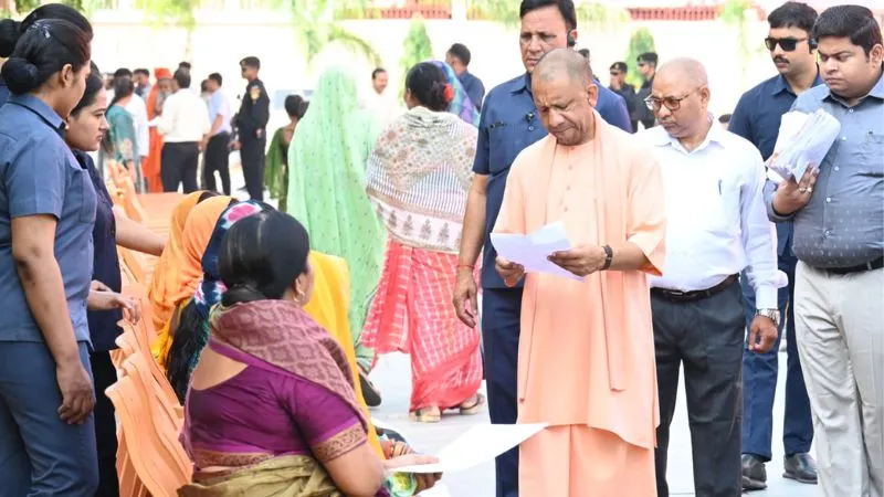 गोरखपुर के जनता दर्शन में उमड़ी फरियादियों की भीड़, CM योगी बोले - सबकी समस्या का होगा समाधान