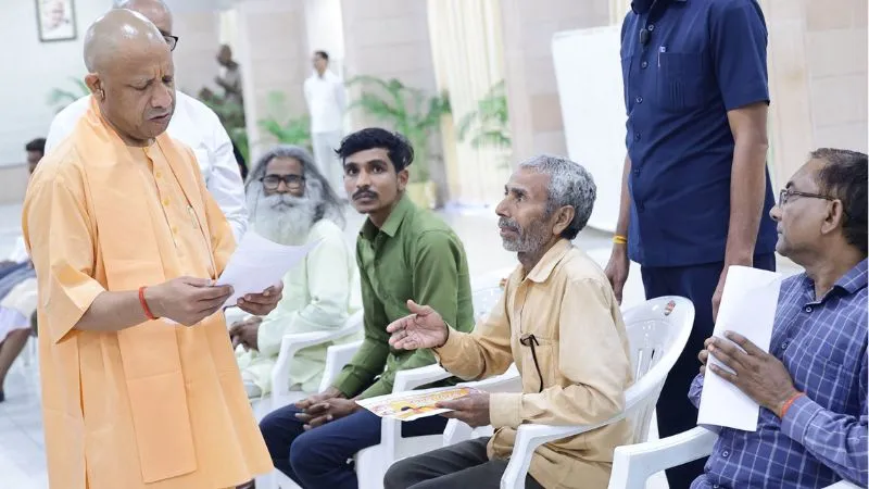अधिकारियों को तय समय सीमा के भीतर समस्या निस्तारण का दिया निर्देश - CM yogi
