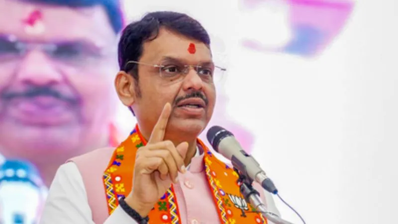 मुख्यमंत्री देवेंद्र फडणवीस का बड़ा फैसला, मंत्रियों के काफिले होंगे आधे, सार्वजनिक परिवहन अपनाने के निर्देश