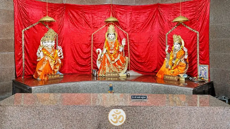 कहां है देवी गायत्री को समर्पित एकमात्र मंदिर, त्रिदेवियों के दिव्य दर्शन और आध्यात्मिक अनुभव का स्थान