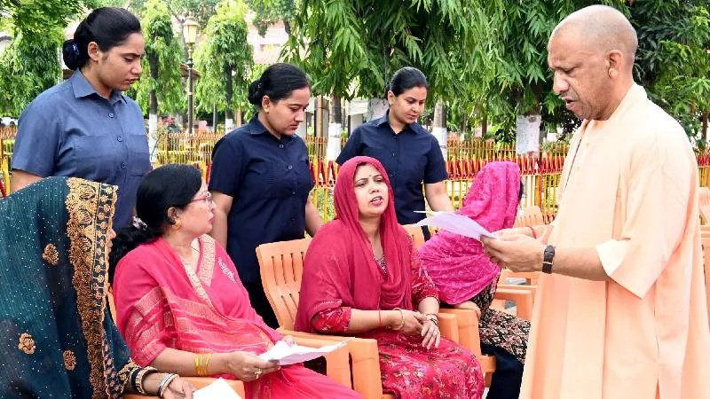 गोरखपुर में सीएम योगी ने जनता से की मुलाकात, अधिकारियों को दिए संवेदनशील और त्वरित समाधान के निर्देश