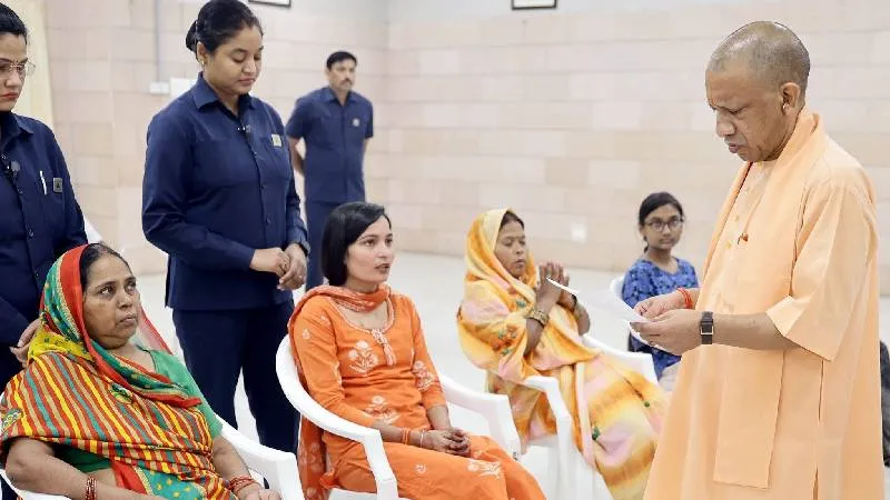 जनता दर्शन में उमड़ी फरियादियों की भीड़, सीएम योगी बोले- हर जरूरतमंद को मिलेगा न्याय