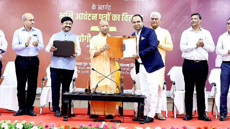 CM योगी ने यीडा के अंतर्गत 17 निवेशकों को प्रदान किए भूमि आवंटन पत्र, कहा- स्वस्थ मानसिकता वाली डबल इंजन सरकार...