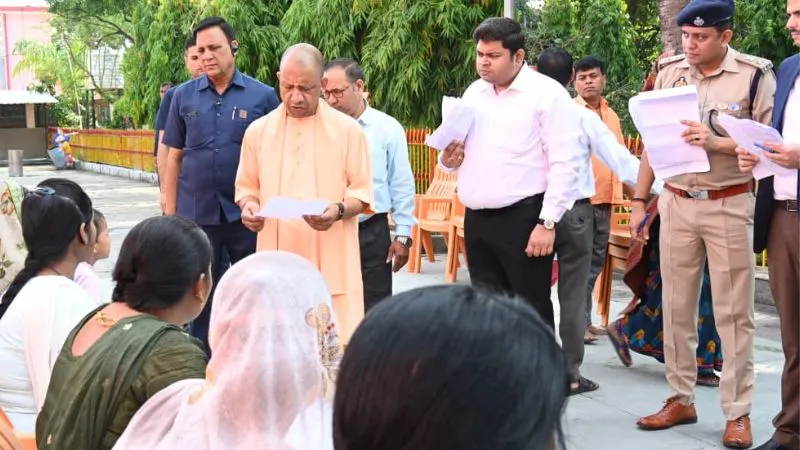 'आप बच्चे को स्कूल भेजिए... उनकी दबंगई को हम दिखवाते हैं', जनता दर्शन में पहुंची महिला को CM योगी ने किया आश्वस्त