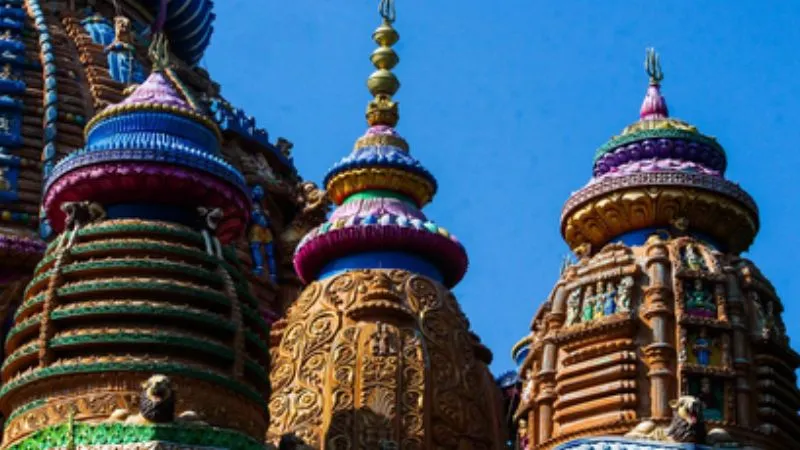 कहां है देवी काली का 700 साल पुराना मंदिर, बांस पर लाल-पीले धागे बांधने से पूरी होती है मनोकामना