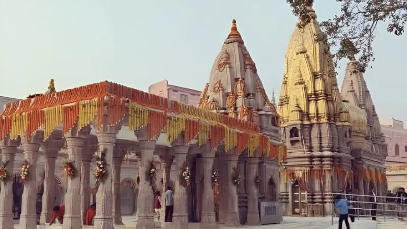 योगी सरकार में बढ़ी आस्था की रौनक, काशी विश्वनाथ मंदिर में रिकॉर्ड तोड़ श्रद्धालुओं ने किए दर्शन
