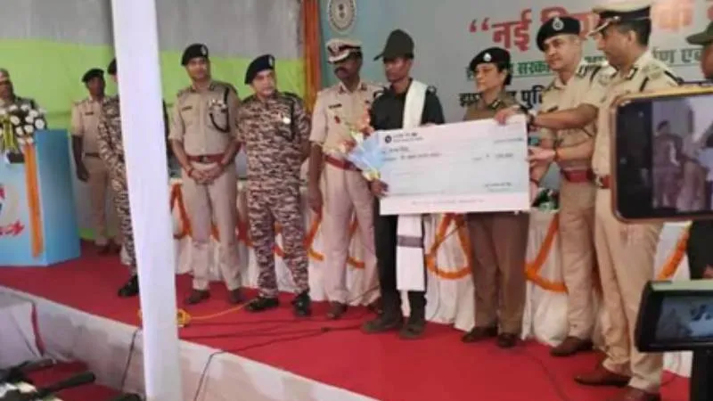 झारखंड में 8 इनामी नक्सली समेत 27 माओवादियों ने हथियार छोड़े, नक्सलवाद के खिलाफ अभियान जारी