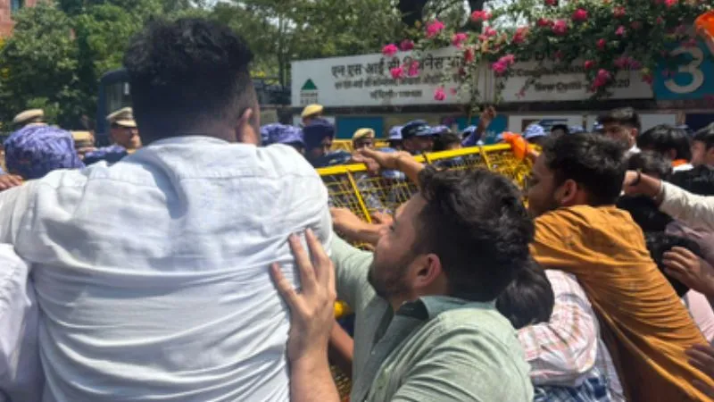 4 डॉक्टर बच्चे.. पांचवे के लिए खरीदा था NEET का पेपर, अब पूरा परिवार चढ़ा CBI के हत्थे