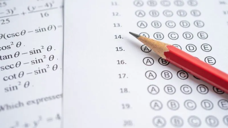 CBSE: 12वीं की आंसरशीट के लिए 3 लाख तक फीस! सही MCQ जवाब पर भी काटे अंक; नई गड़बड़ियां देख छात्रों का फूटा गुस्सा