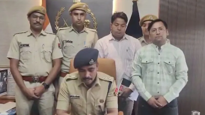 पुलिस वालो पर चले लाठी-डंडे...100 से ज्यादा भीड़ ने थाने पर की जमकर पथरबाज़ी! SHO के चेहरे पर आए 8 टांके, 28 लोग गिरफ्तार