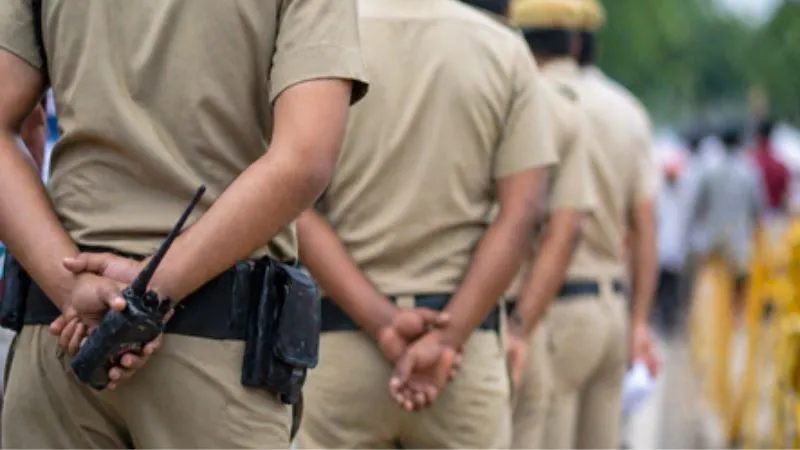सड़क पर चले लाठी-घूंसे, निर्वस्त्र करके बुरी तरह पीटा, लड़की से बदसलूकी करने का आरोप, भीड़ का फूटा गुस्सा