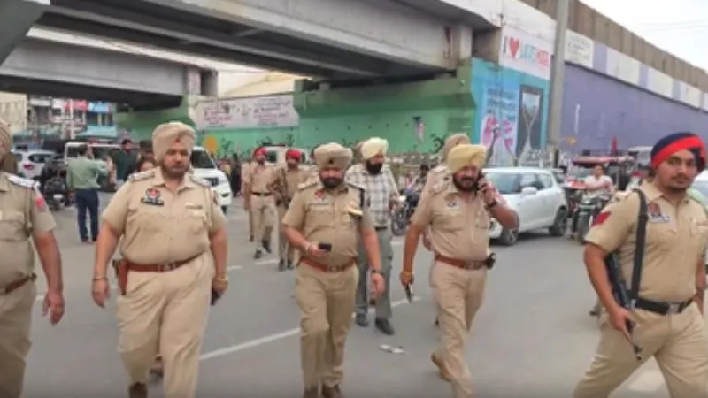 सड़क पर लगा ‘शराब का लंगर’! फ्री वोदका चुस्की बांटना पड़ा भारी, वीडियो वायरल होते ही पुलिस एक्शन