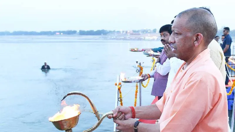 सीएम योगी ने संगम में फ्लोटिंग जेटी पर गंगा आरती का किया शुभारंभ, अब श्रद्धालुओं को मिलेगा दिव्य अनुभव