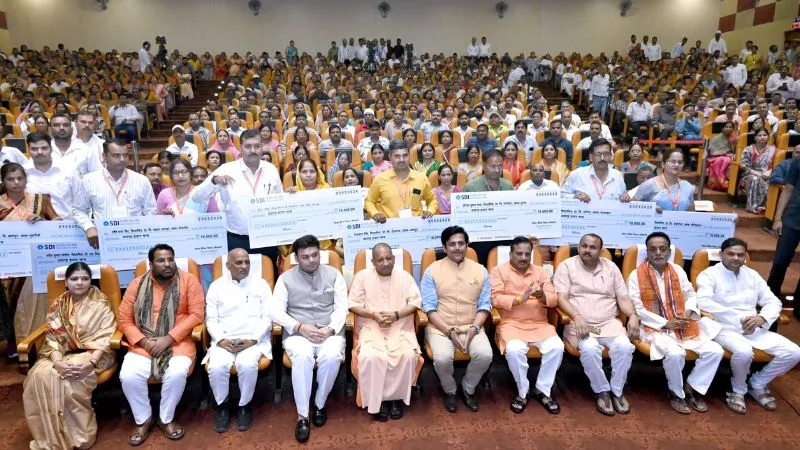 18 हजार रुपये प्रतिमाह मानदेय होने से शिक्षामित्रों के परिवार में खुशी का माहौल