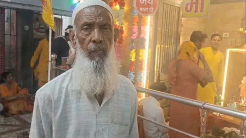 शनिदेव जयंती पर उमड़े श्रद्धालु, प्राचीन शीतला माता मंदिर में मुस्लिम भक्त अब्दुल शकूर ने टेका माथा, मांगी यह मन्नत