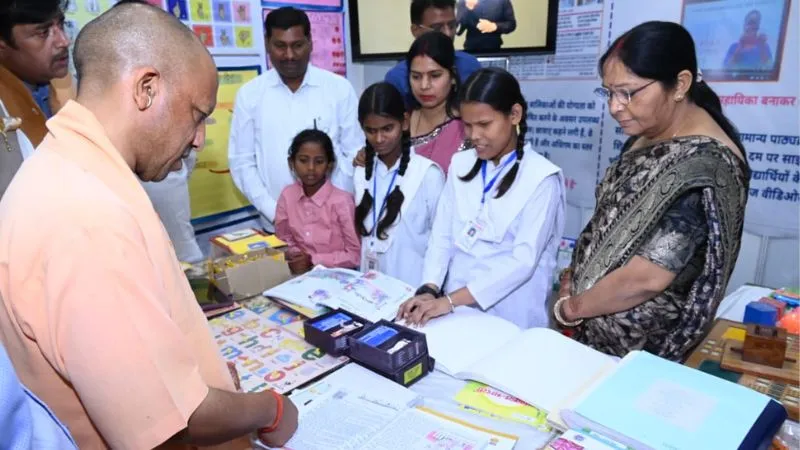 CM योगी ने शिक्षामित्रों को दिया मंत्र....प्यार से पढ़ाएं, मारपीट कभी नहीं, घर-घर जाकर बच्चों को स्कूल लाएं