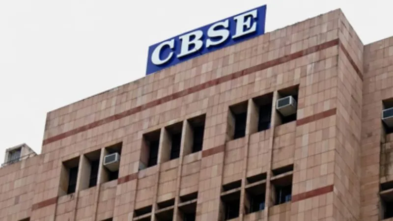 CBSE ऑन-स्क्रीन मार्किंग विवाद: सरकार का बड़ा एक्शन, बोर्ड के चेयरमैन और सचिव पर गिरी गाज, जांच के लिए कमेटी गठित