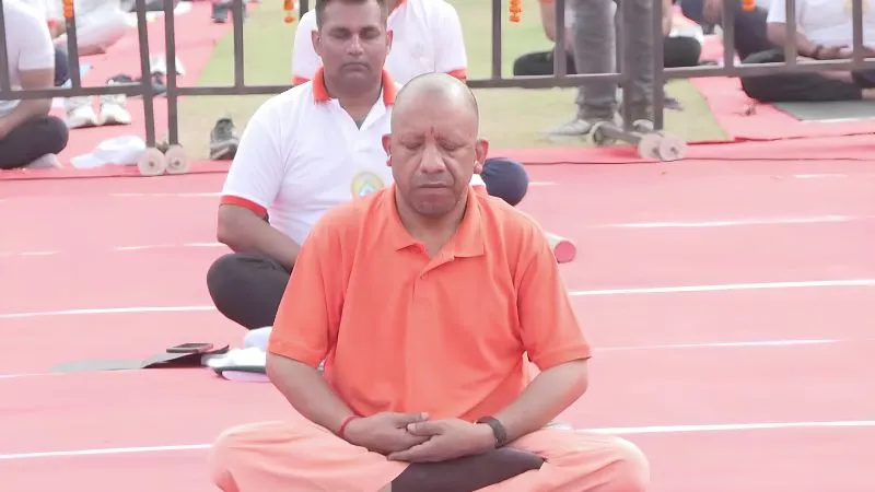 'स्वस्थ नागरिक ही बनाता है मजबूत राष्ट्र', झांसी में CM योगी ने किया योग, स्वस्थ जीवन पर कही बड़ी बात