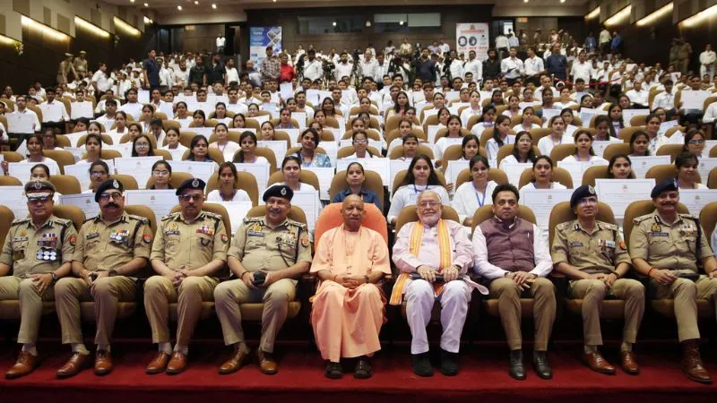 ड्यूटी के दौरान रील बनाने वालों की अब खैर नहीं, CM योगी ने दो टूक चेतावनी दी, कहा- ये अनुशासनहीनता
