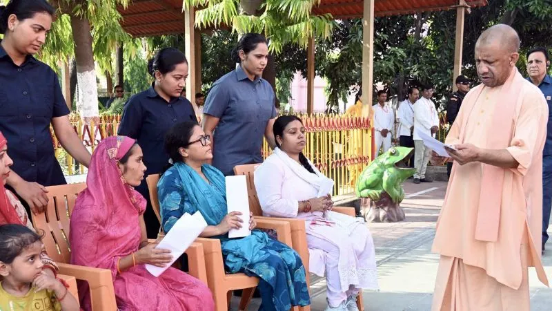 'डेडलाइन के अंदर कार्रवाई, लापरवाही नहीं होगी बर्दाश्त...', जनता दर्शन में लोगों की शिकायत सुन बोले CM योगी, दिए दो टूक निर्देश