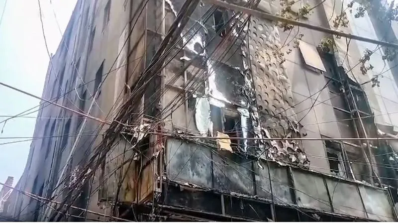 दिल्ली में दर्दनाक हादसा... मालवीय नगर के रेस्टोरेंट में लगी भीषण आग; 21 लोगों की मौत, कई घायल