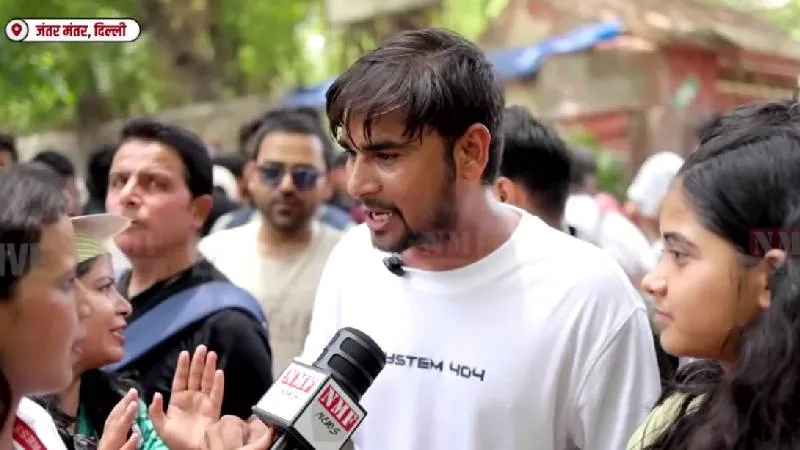 तिलचट्टों की भीड़ ने कैमरे के सामने ही पत्रकार के साथ की बदतमीजी!